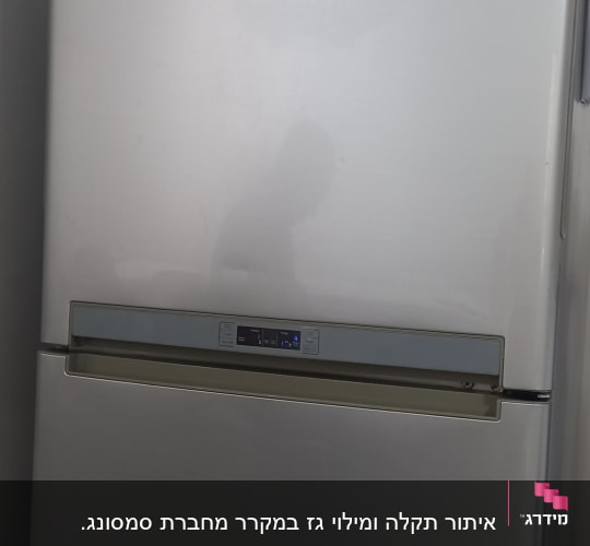 מקרר סמסונג עם תצוגה דיגיטלית על הדלת